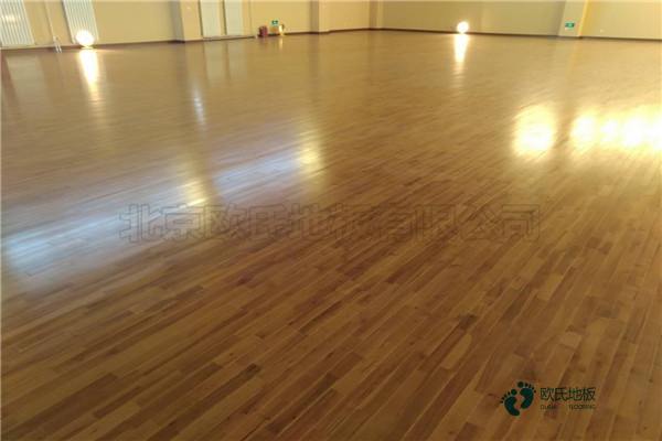 松木篮球场地地板如何保洁