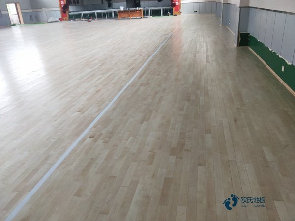 学校篮球馆地板选择哪种比较好