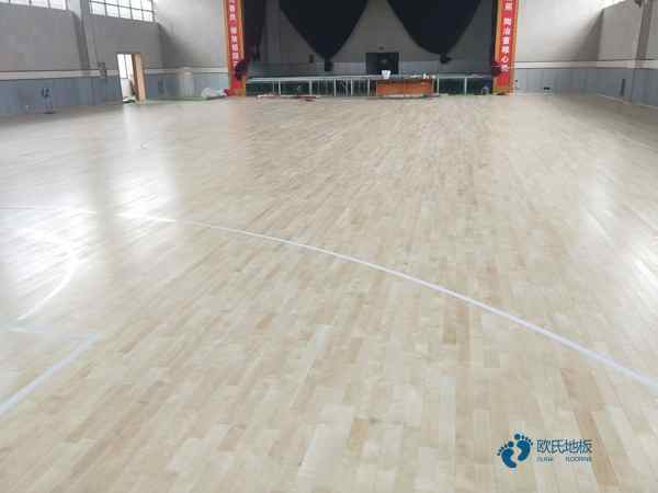 学校篮球馆地板选择哪种比较好