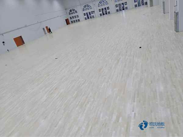 学校篮球场馆地板生产的工作环境
