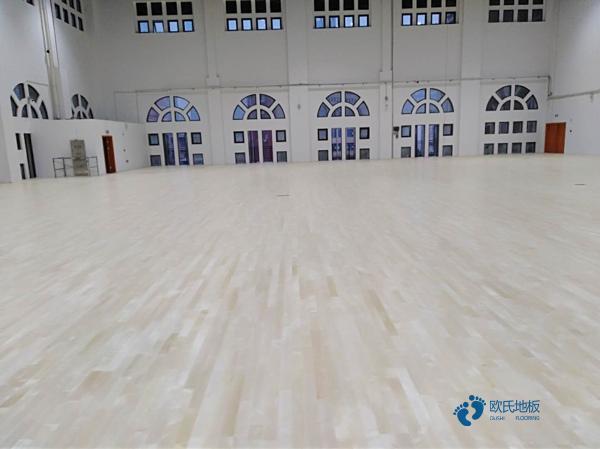 学校篮球场馆地板生产的工作环境