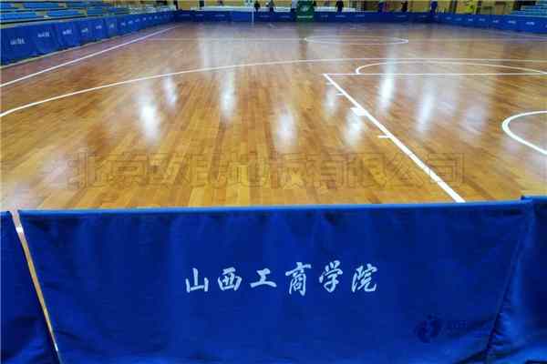 学校篮球场地地板的变形量