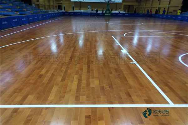 学校篮球场地地板的变形量